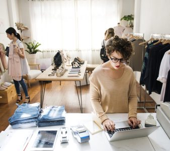 mujer-propietaria-negocio-usando-computadora-portatil
