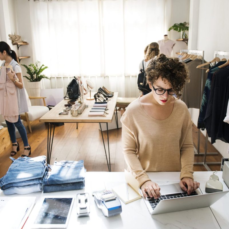 mujer-propietaria-negocio-usando-computadora-portatil